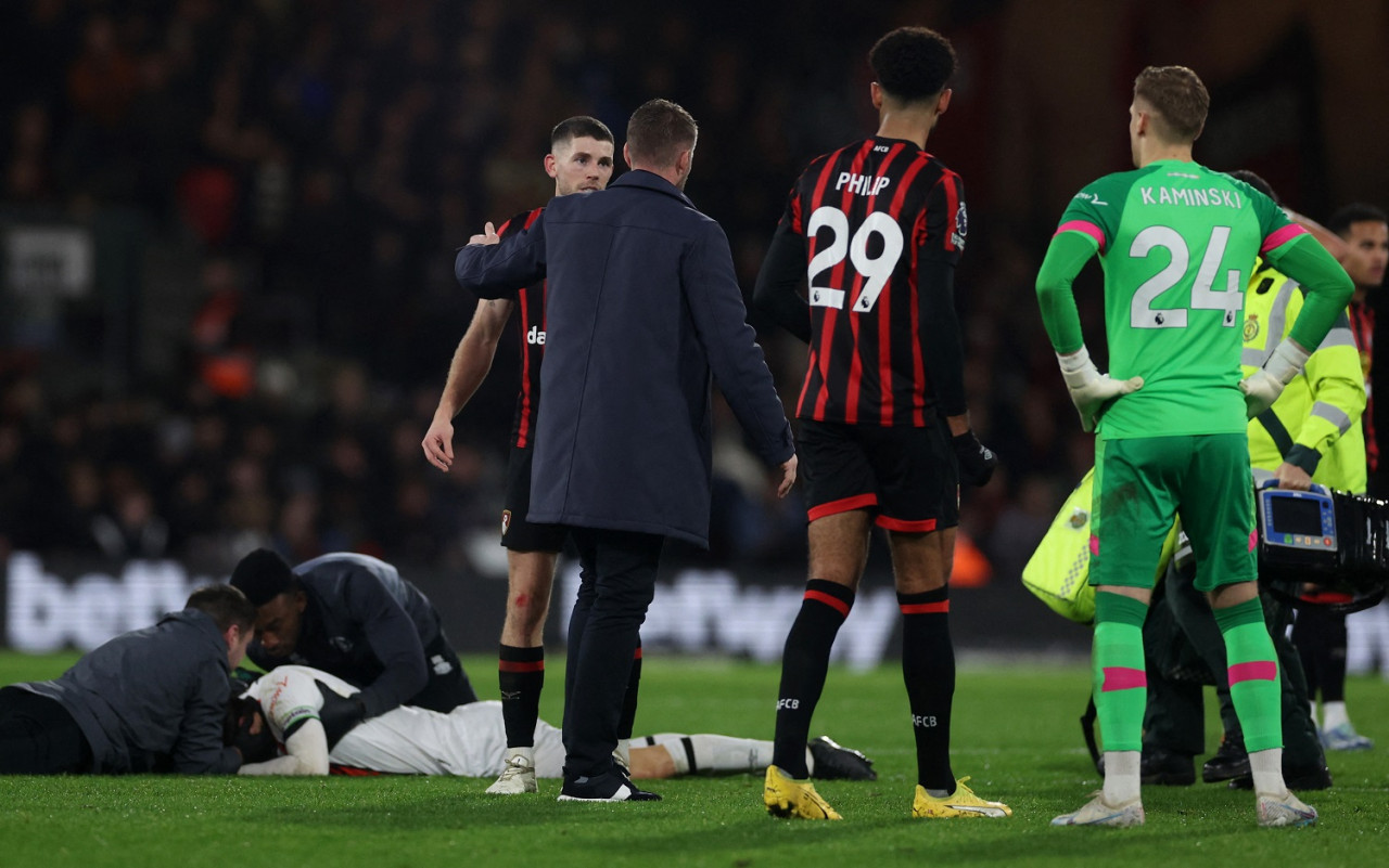 Tom Lockyer recibiendo ayuda médica en Luton Town vs. Bourmeouth. Foto: Reuters.