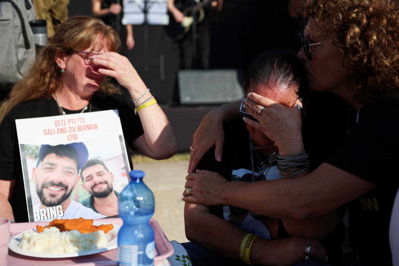 Familiares de rehenes. Foto: Reuters.