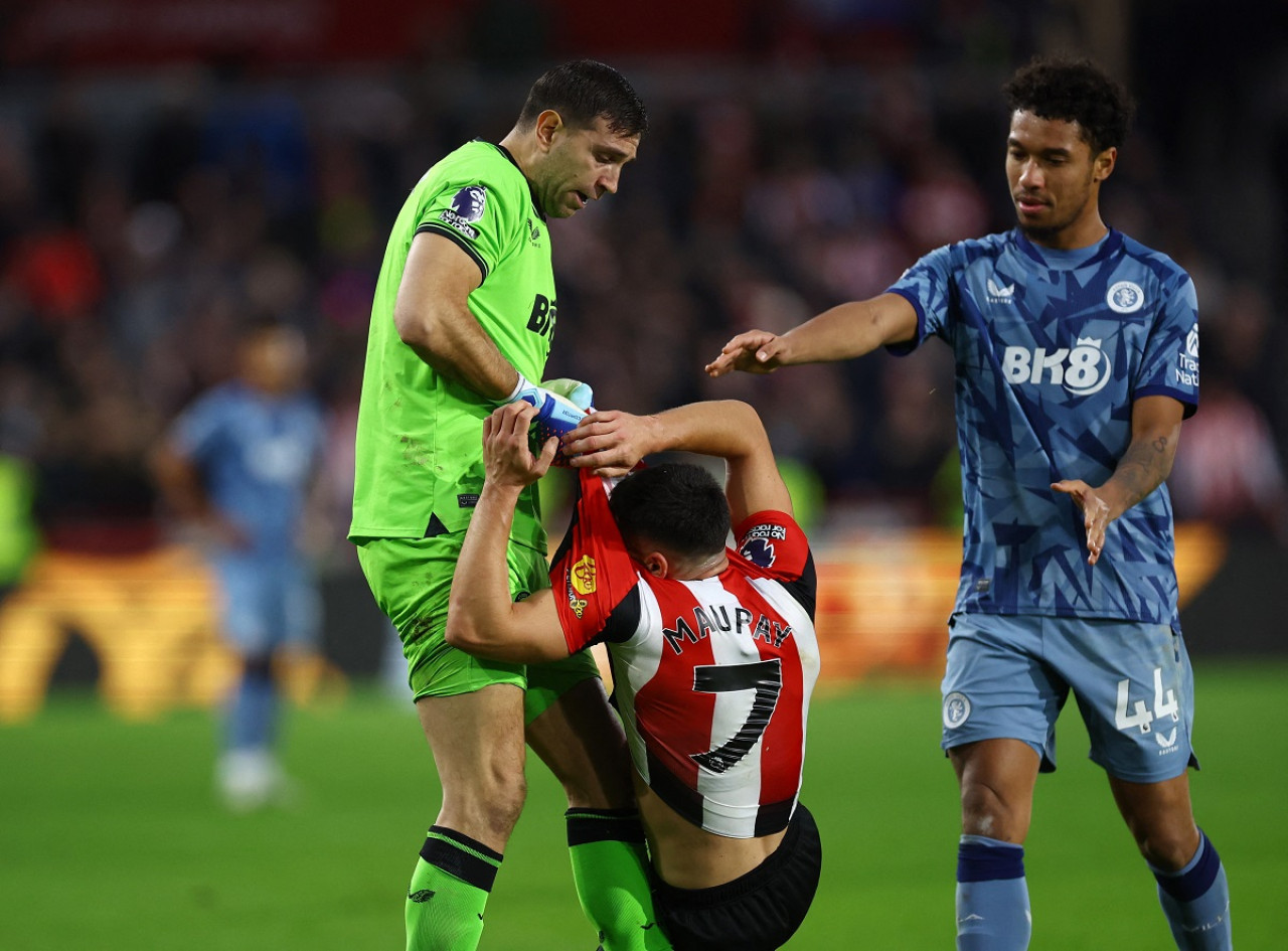 Emiliano Martínez levantando a Neil Maupay. Foto: Reuters.