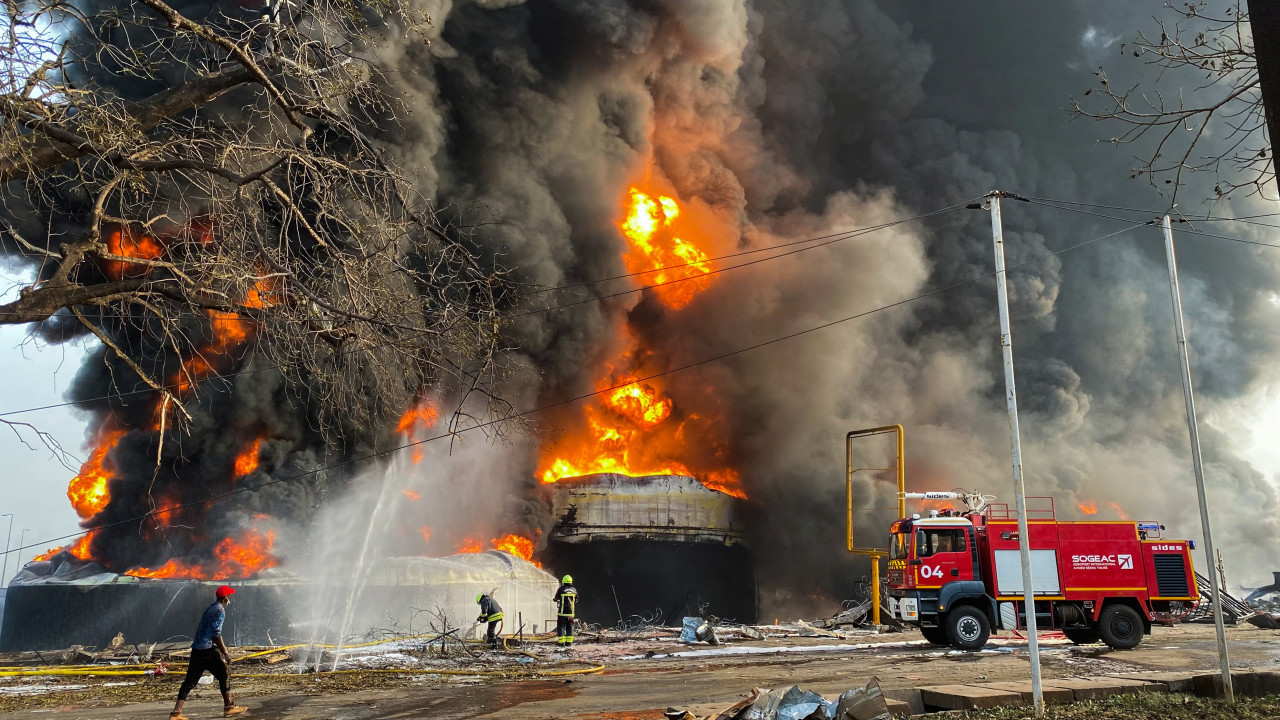 Incendio arde después de una explosión en una terminal petrolera en Conakry, Guinea. Reuters