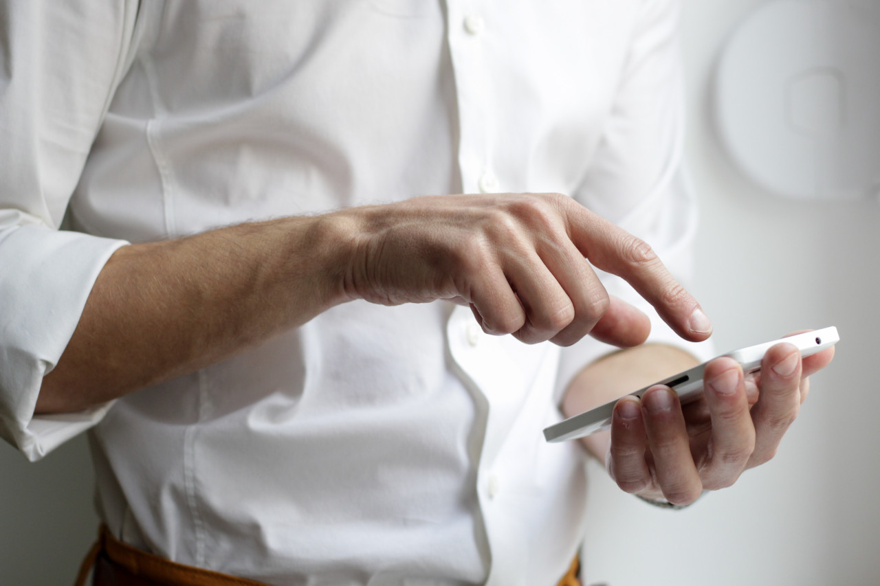 Alertan por el uso de celular y sus efectos en la salud. Foto: Unsplash.