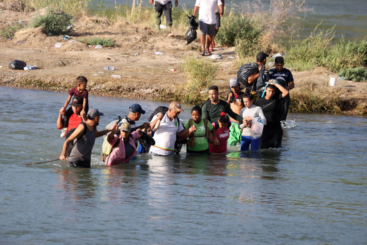 Migrantes en la frontera con Texas. Foto: EFE