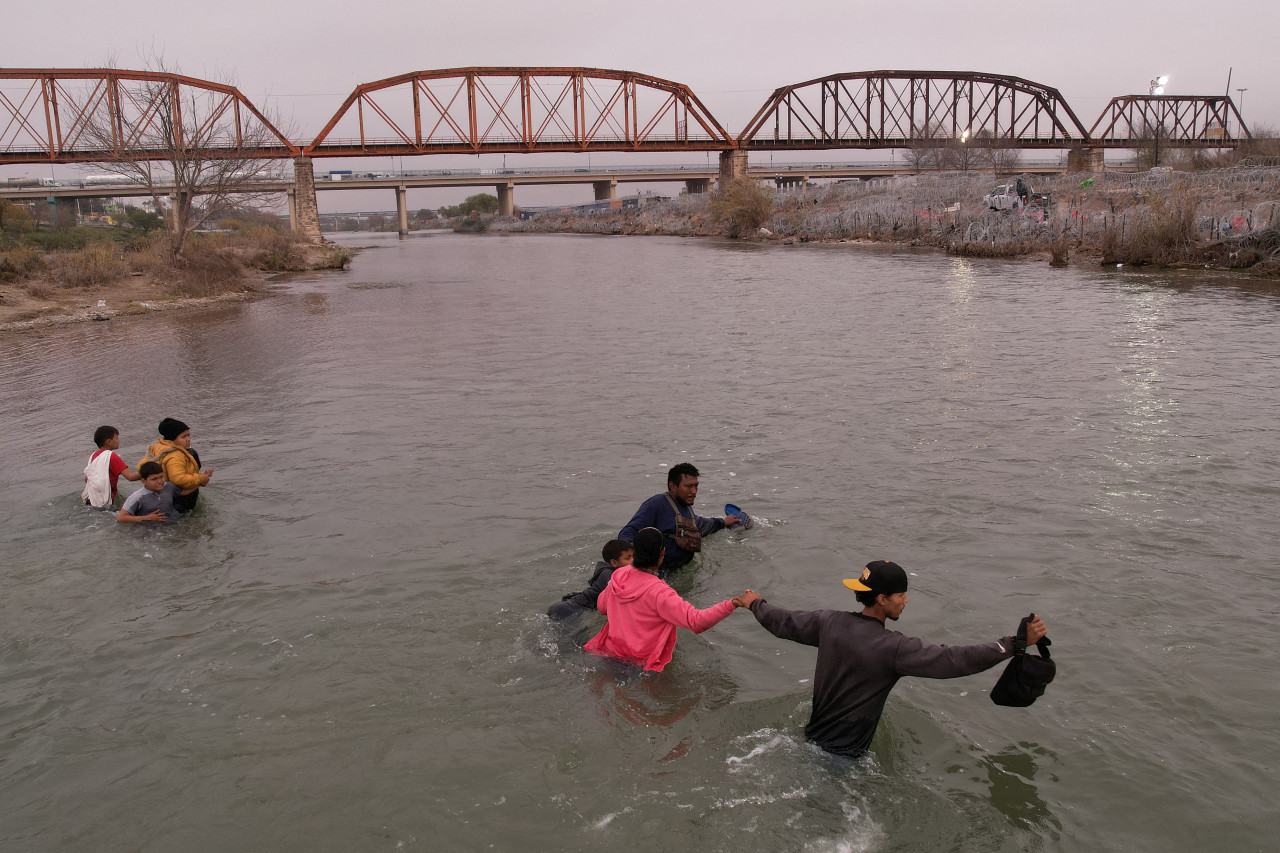 Migrantes diariamente cruzan el río Bravo entre México y EEUU. Foto: Reuters.