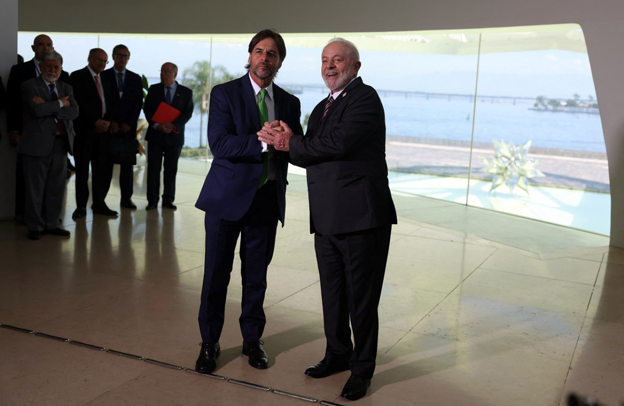 Luis Lacalle Pou y Lula da Silva. Foto: Reuters.