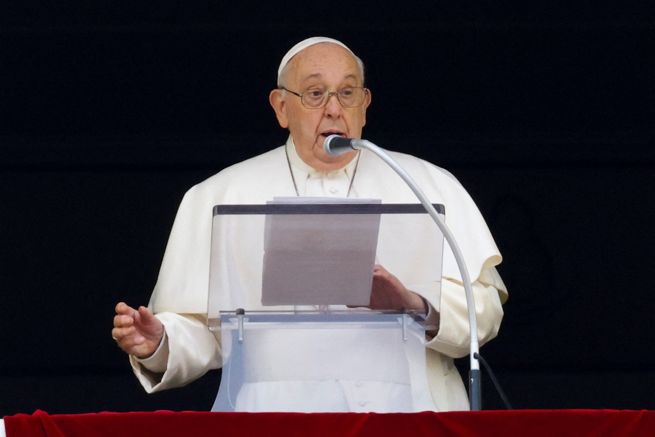 El papa Francisco durante el rezo del ángelus en la plaza de San Pedro. Foto: Reuters