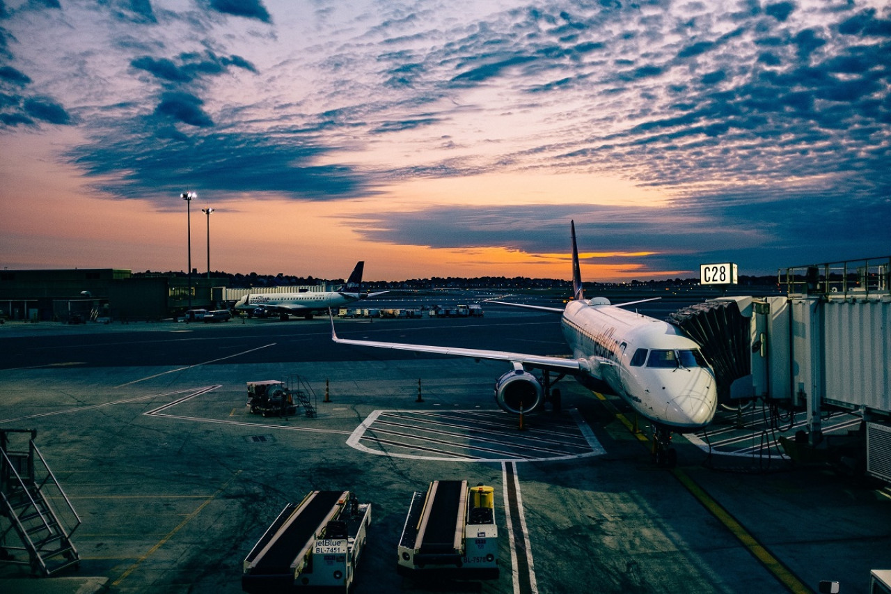 Aeropuerto; avión. Foto: Unsplash.