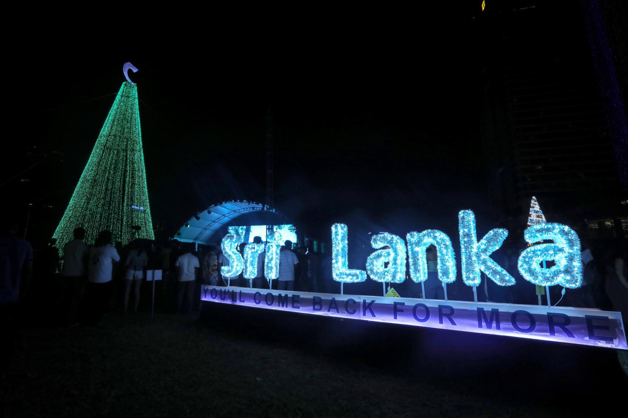 Decoraciones navideñas expuestas al borde de una carretera en Colombo, Sri Lanka. Foto: EFE