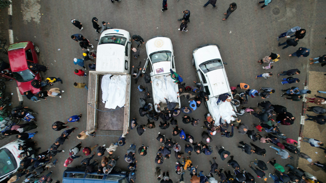 dolientes se reúnen junto a los cuerpos de los palestinos muertos en ataques israelíes en Gaza. Foto: Reuters