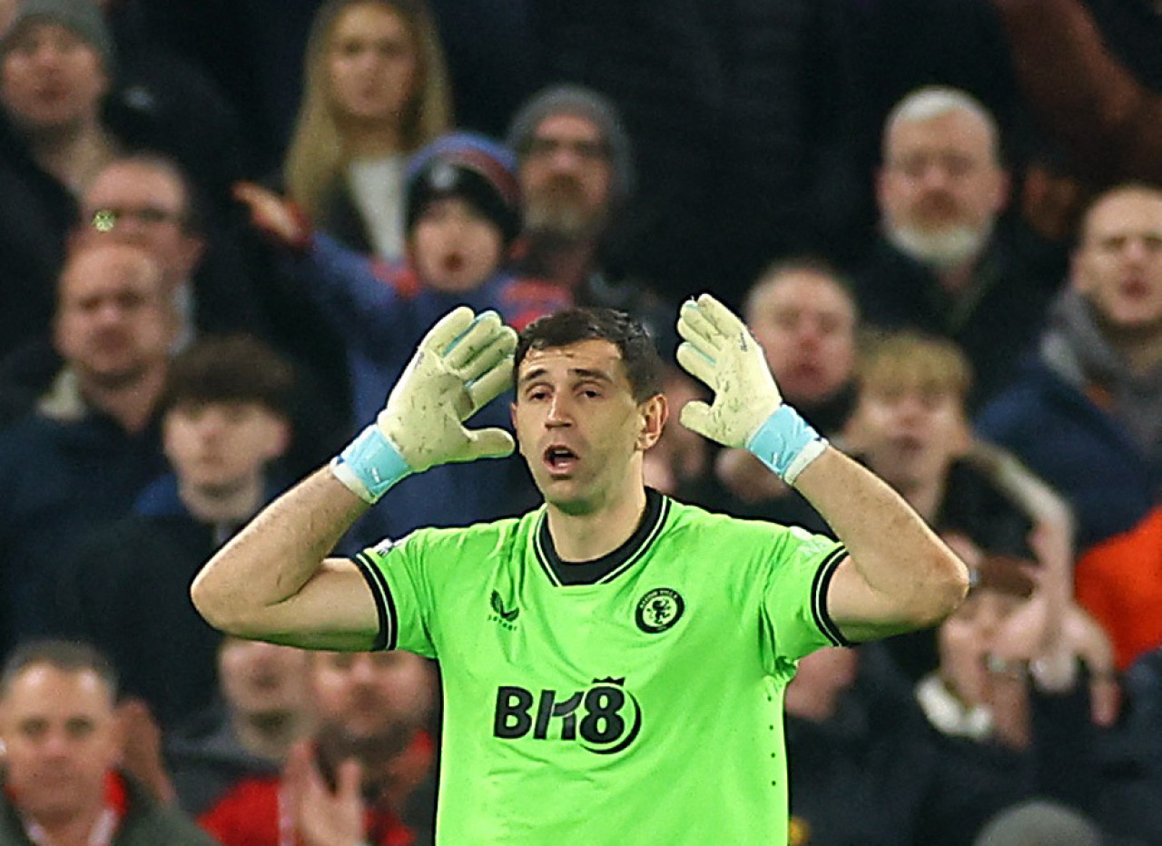 Emiliano Dibu Martínez en el Aston Villa. Foto: REUTERS.