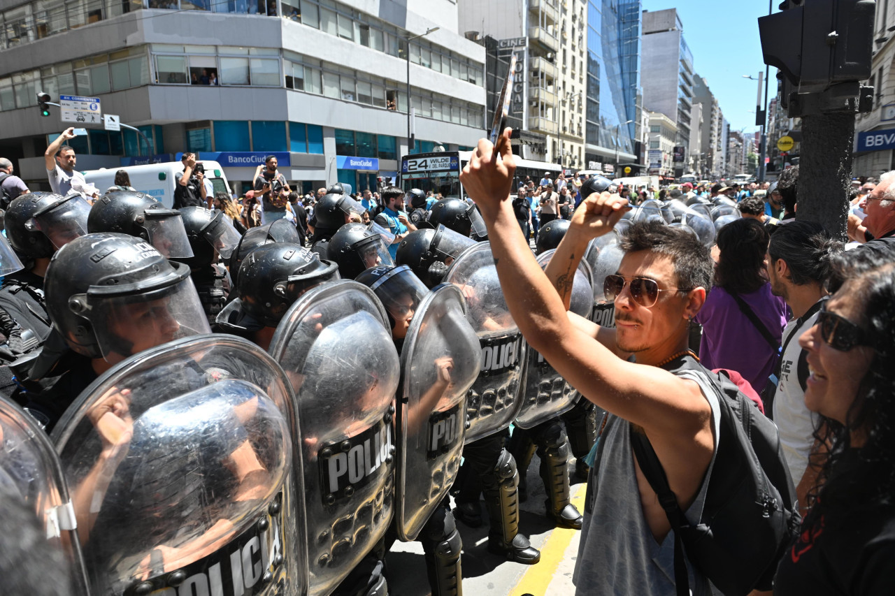 Tensión entre manifestantes y la Policía en la avenida Corrientes. Foto: Telam.