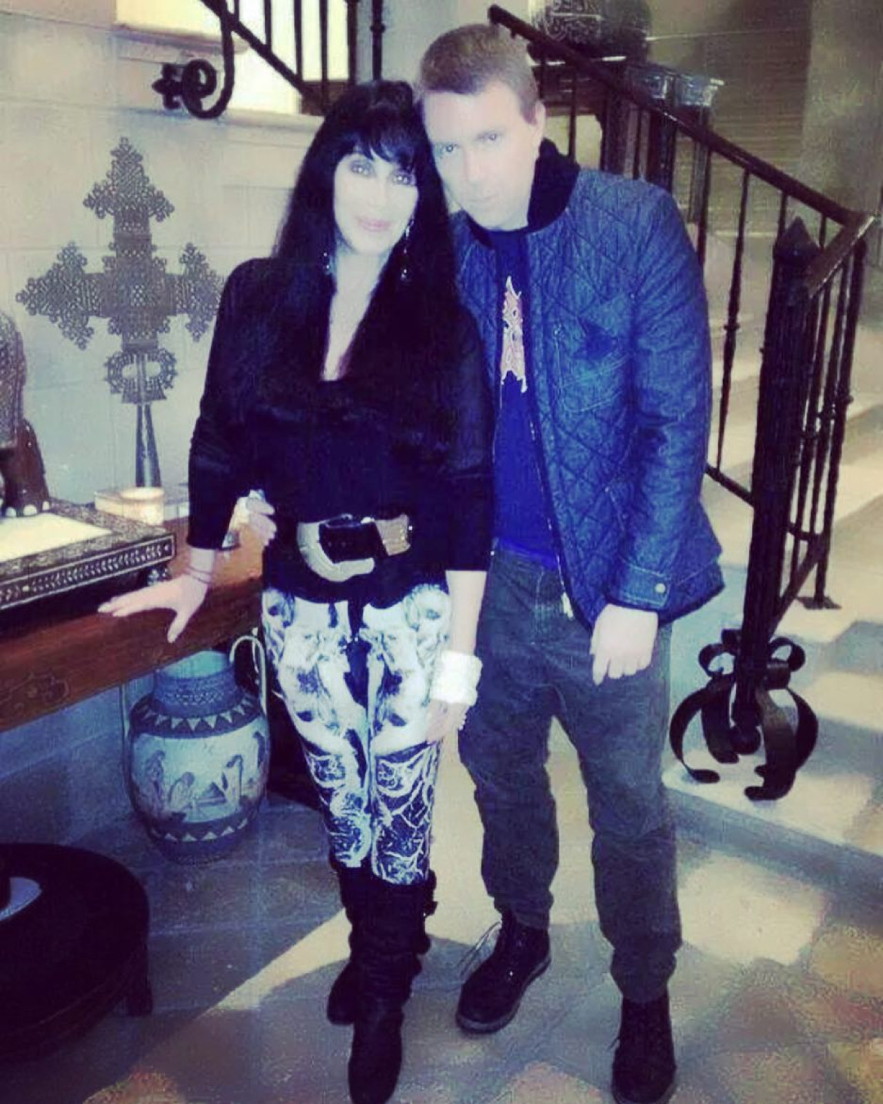 Cher junto a su hijo. Foto: Instagram/thethriftingjeweller.