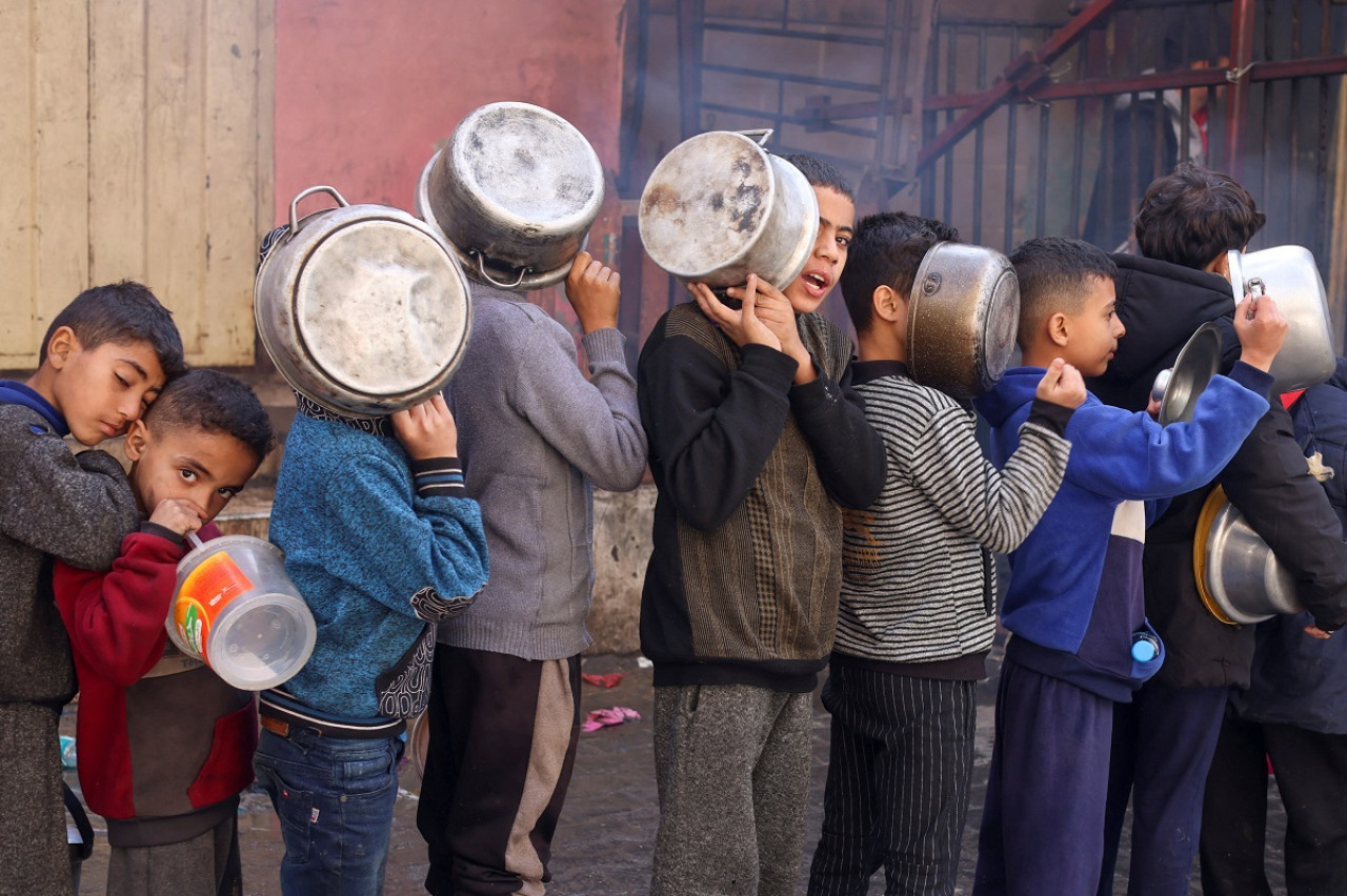 Los niños gazatíes sufren hambruna en Gaza. Foto: Reuters.