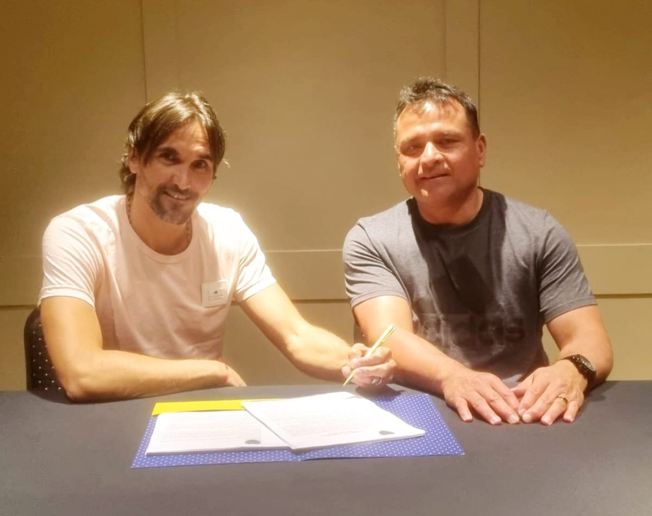 Firma de contrato de Diego Martínez como técnico de Boca. Foto: @BocaJuniors.