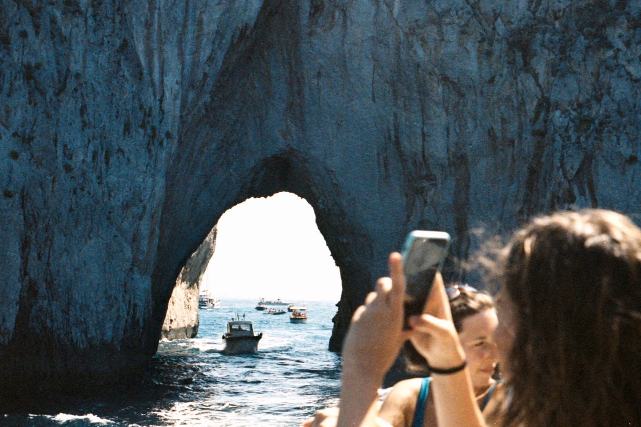 El uso del celular en las vacaciones. Foto: Unsplash