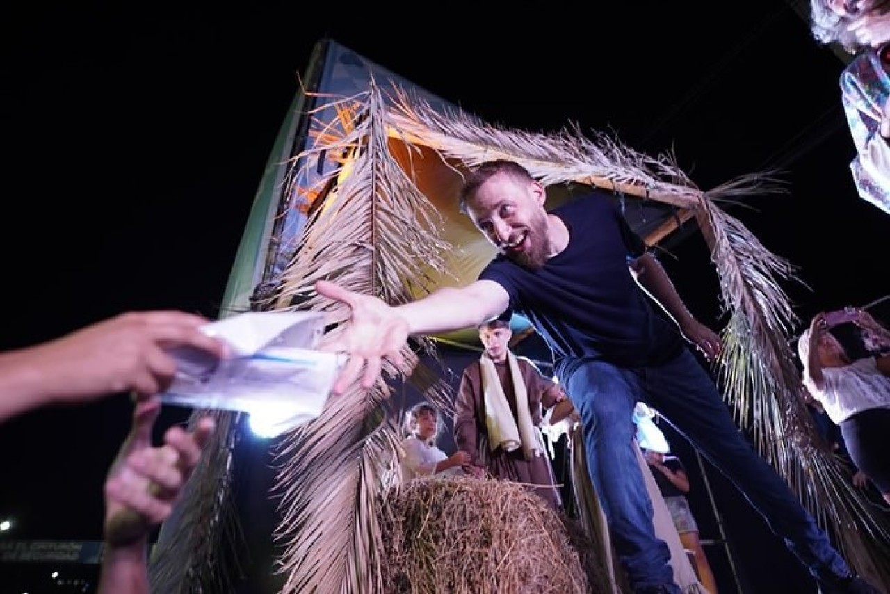 Federico Otermín participó del desfile de Reyes Magos junto a miles de vecinos en Lomas. Foto: Instagram @federico.otermin