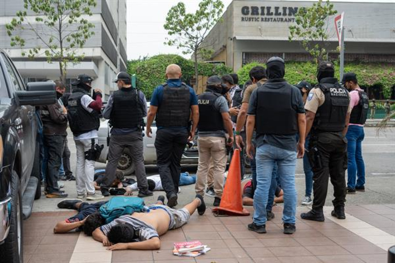 Detención de delincuentes infiltrados en al TV ecuatoriana. Foto: EFE