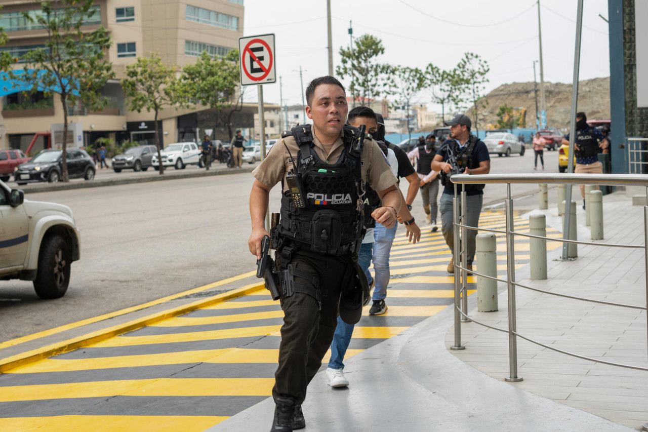 La policía ingresó al canal de televisión desesperada. Foto: EFE