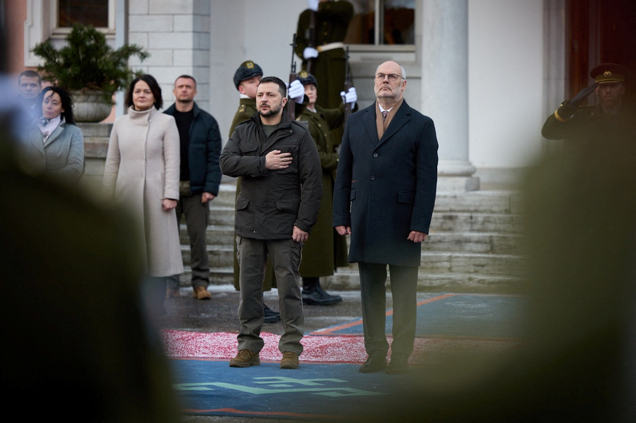 Volodimir Zelenski y el presidente de Estonia, Alar Karis. Foto: Reuters.