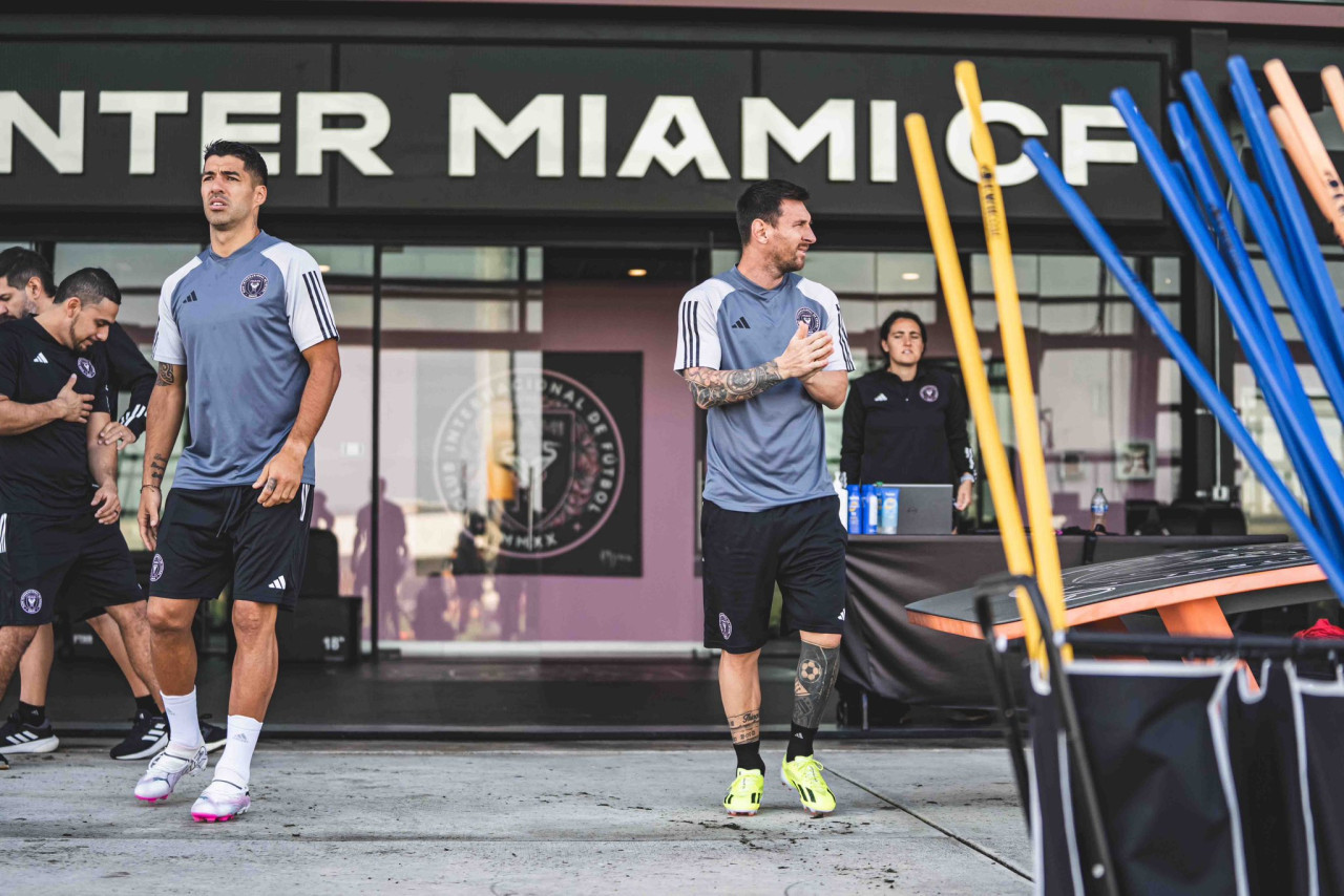 Lionel Messi y Luis Suárez en el entrenamiento del Inter Miami. Foto: @InterMiamiCF.