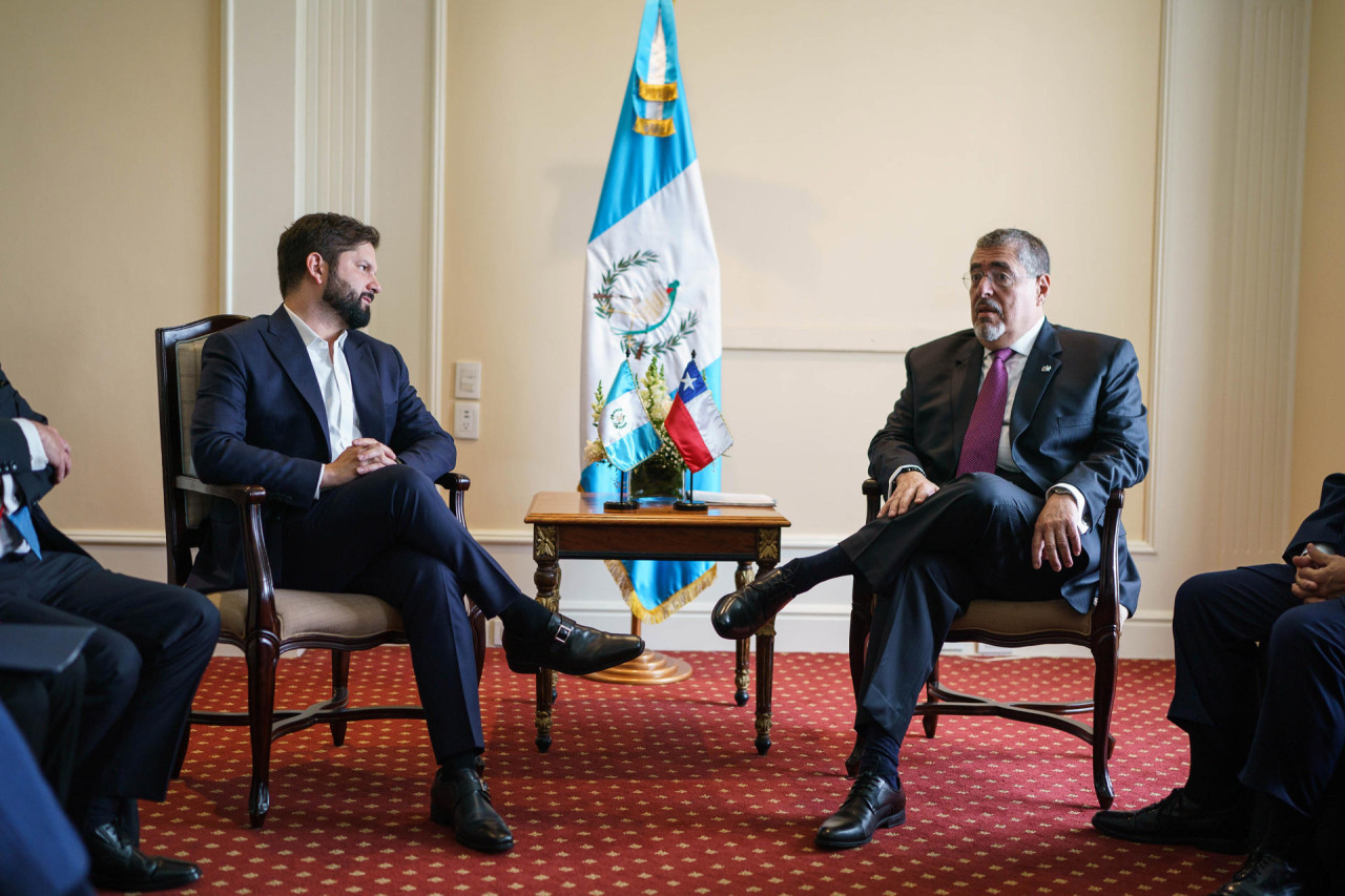 Gabriel Boric y Bernardo Arévalo de León. Foto: EFE.