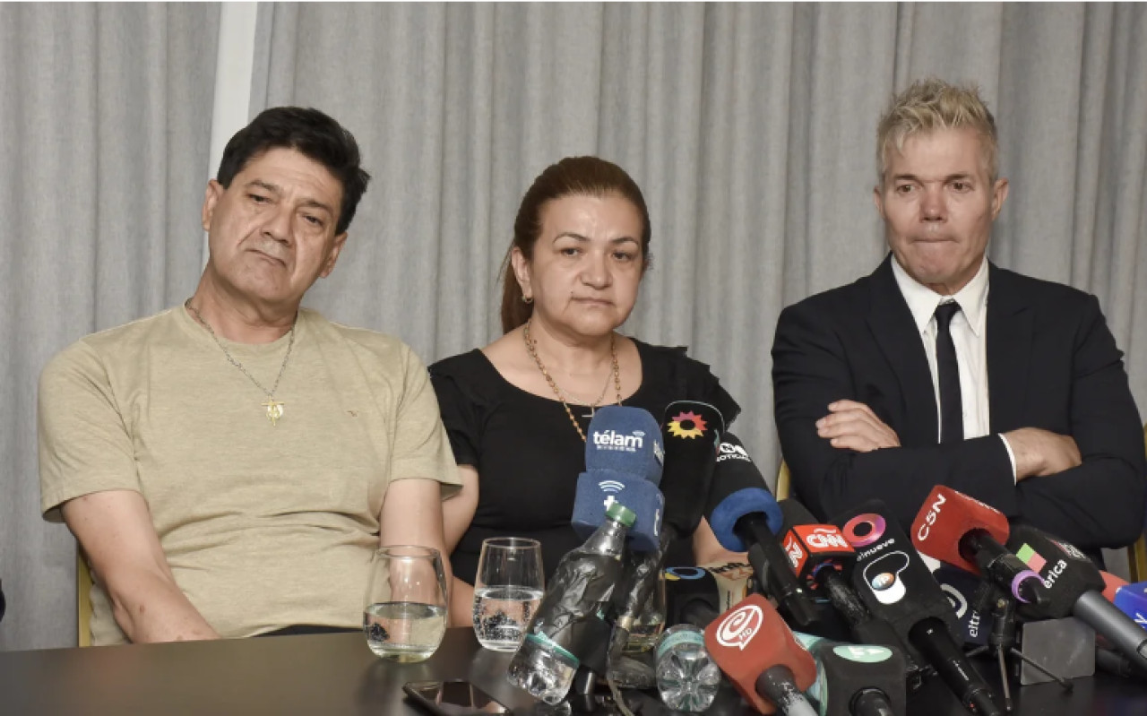 Los padres de Fernando Báez Sosa y el abogado Fernando Burlando. Foto: NA.