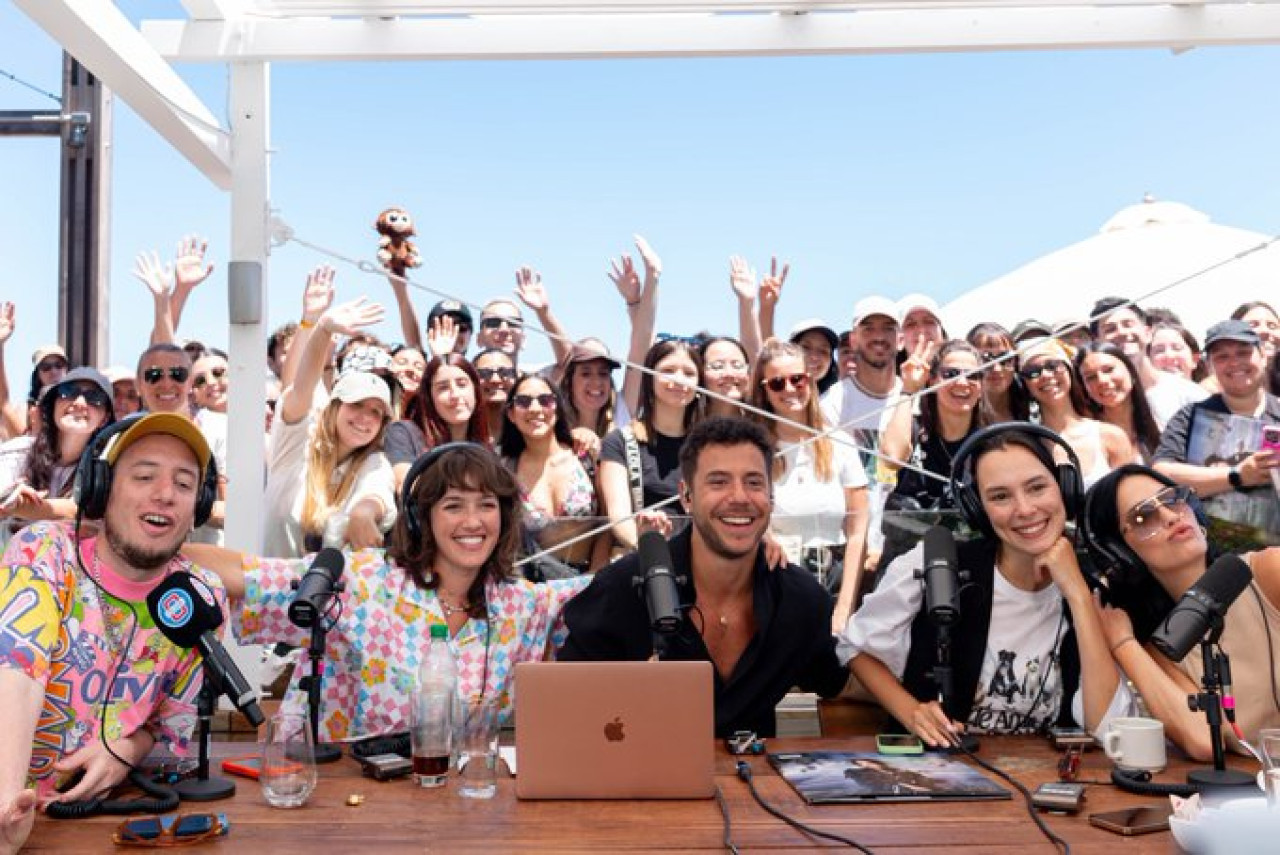 Lali junto al equipo de Paraíso Fiscal. Foto: X/@olgaenvivo