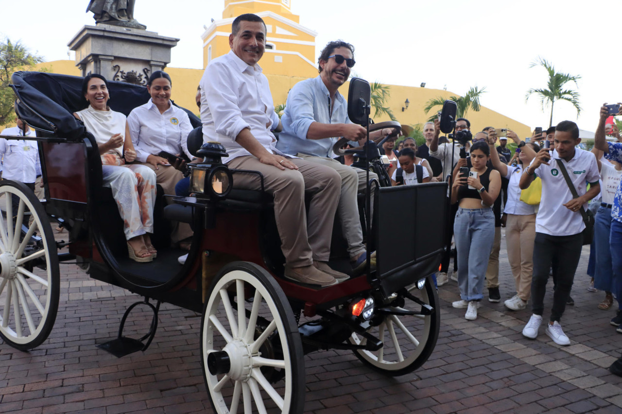 Cartagena inicia la sustitución de coches de caballos con el primer prototipo eléctrico. EFE