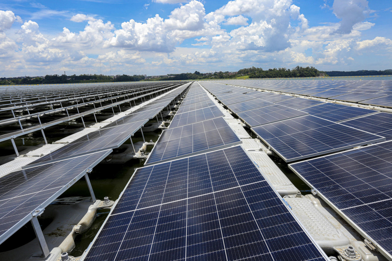 Inauguran la mayor central solar flotante de Brasil con 10.000 paneles. EFE