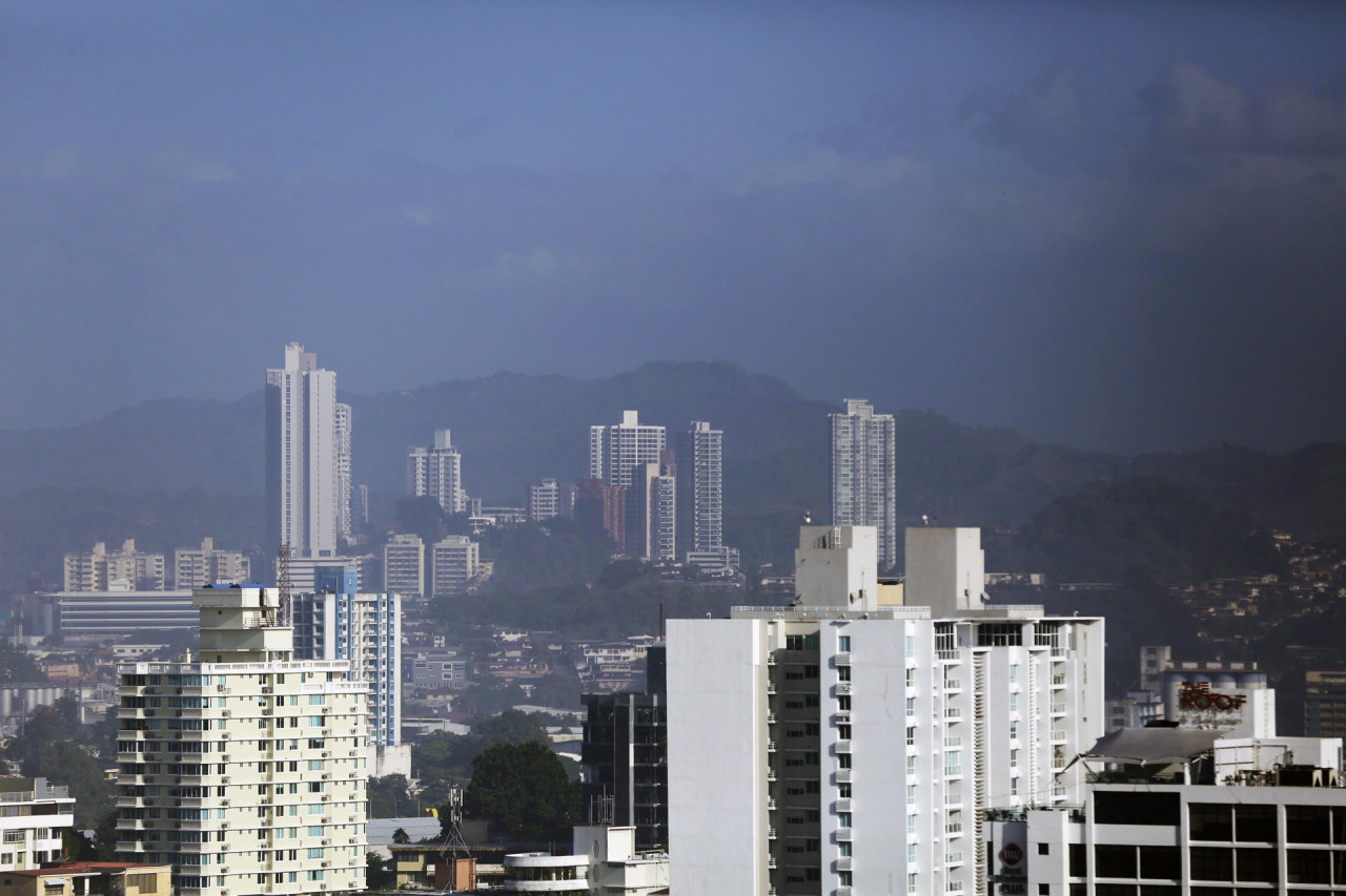 Nube tóxica cubre parte de la capital de Panamá. Foto: EFE