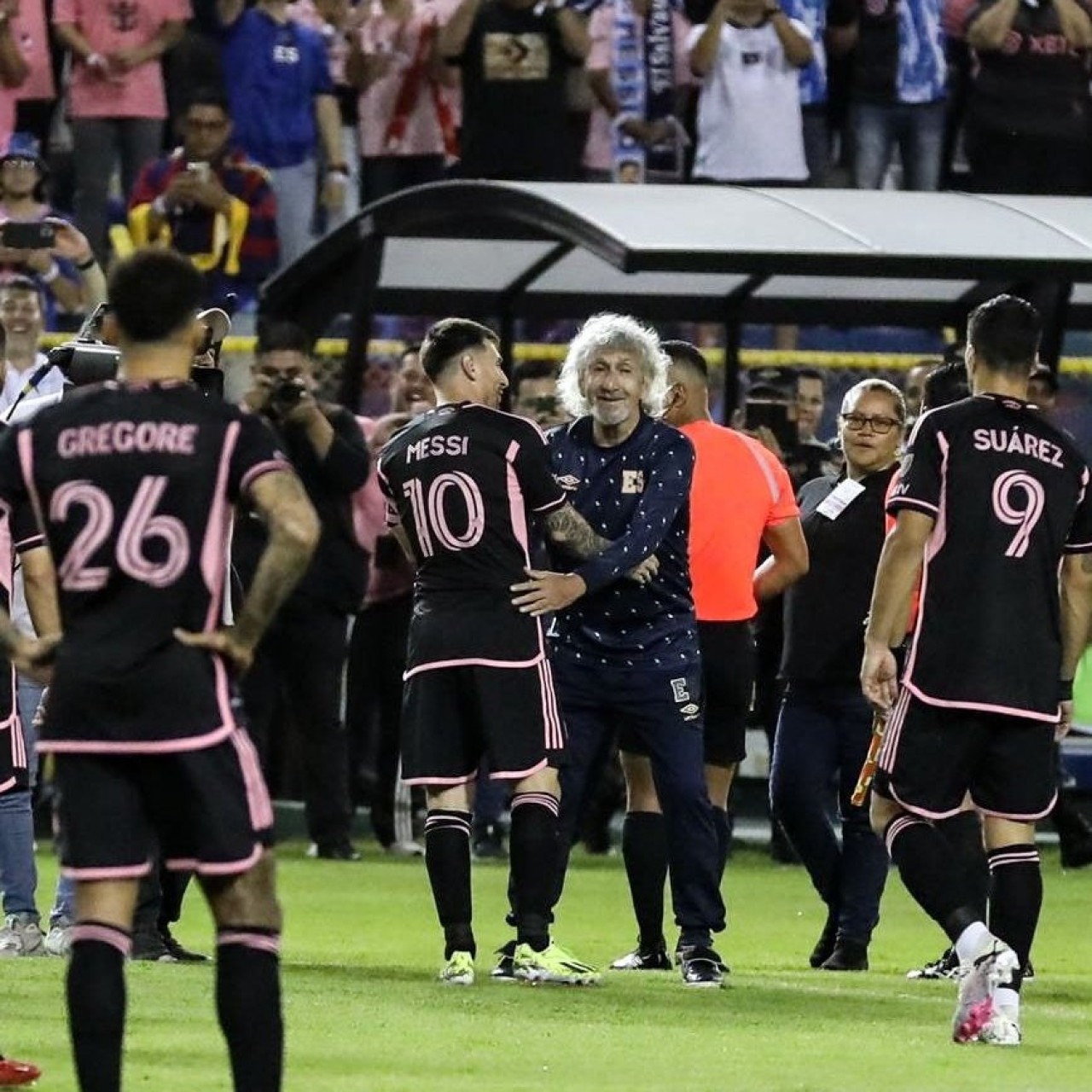 Lionel Messi y el "Mágico" González en el amistoso del Inter Miami y la Selección de El Salvador.