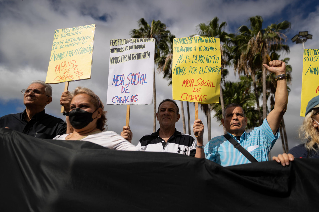 Marcha de trabajadores estatales en Venezuela. Foto: EFE.