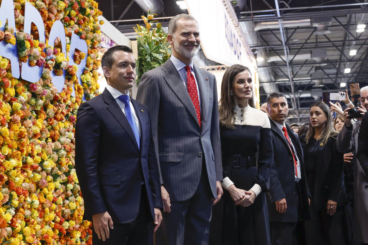 El presidente de Ecuador, Daniel Noboa posa con el rey Felipe VI y la reina Letizia en el stand de su país durante la inauguración de Fitur 2024. Foto: EFE