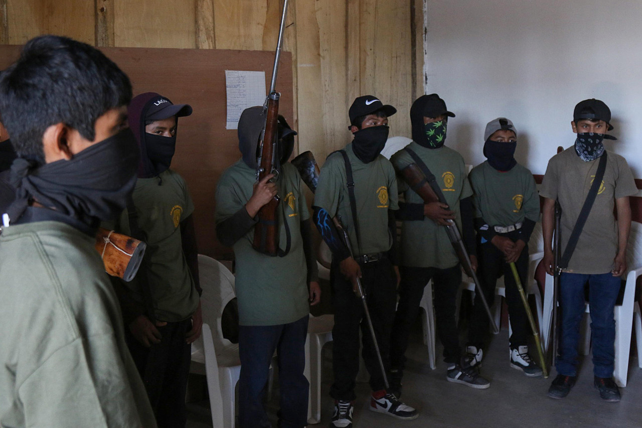 Niños de estado mexicano de Guerrero reciben armas para defenderse del crimen organizado. Foto: EFE