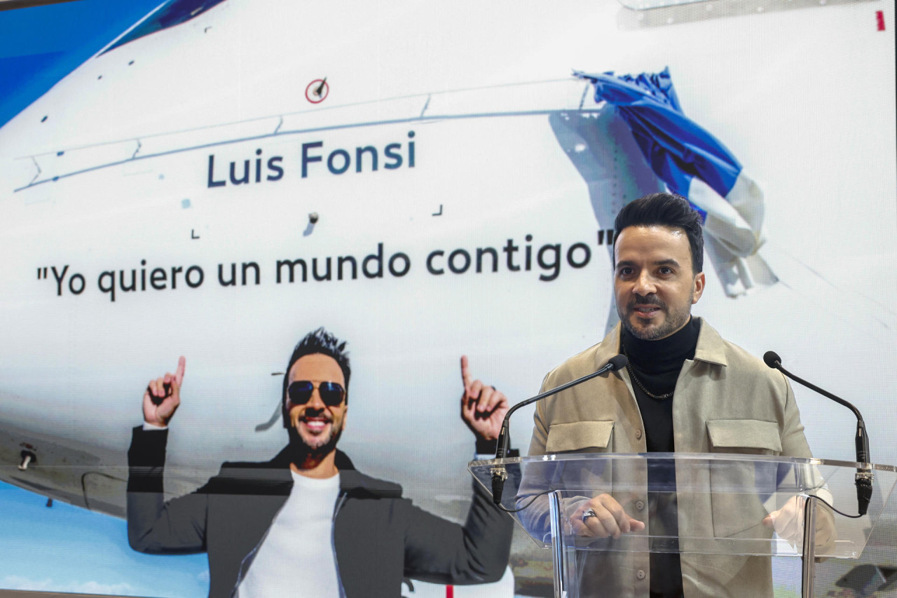 El avión que lleva el nombre de Luis Fonsi. Foto: EFE.