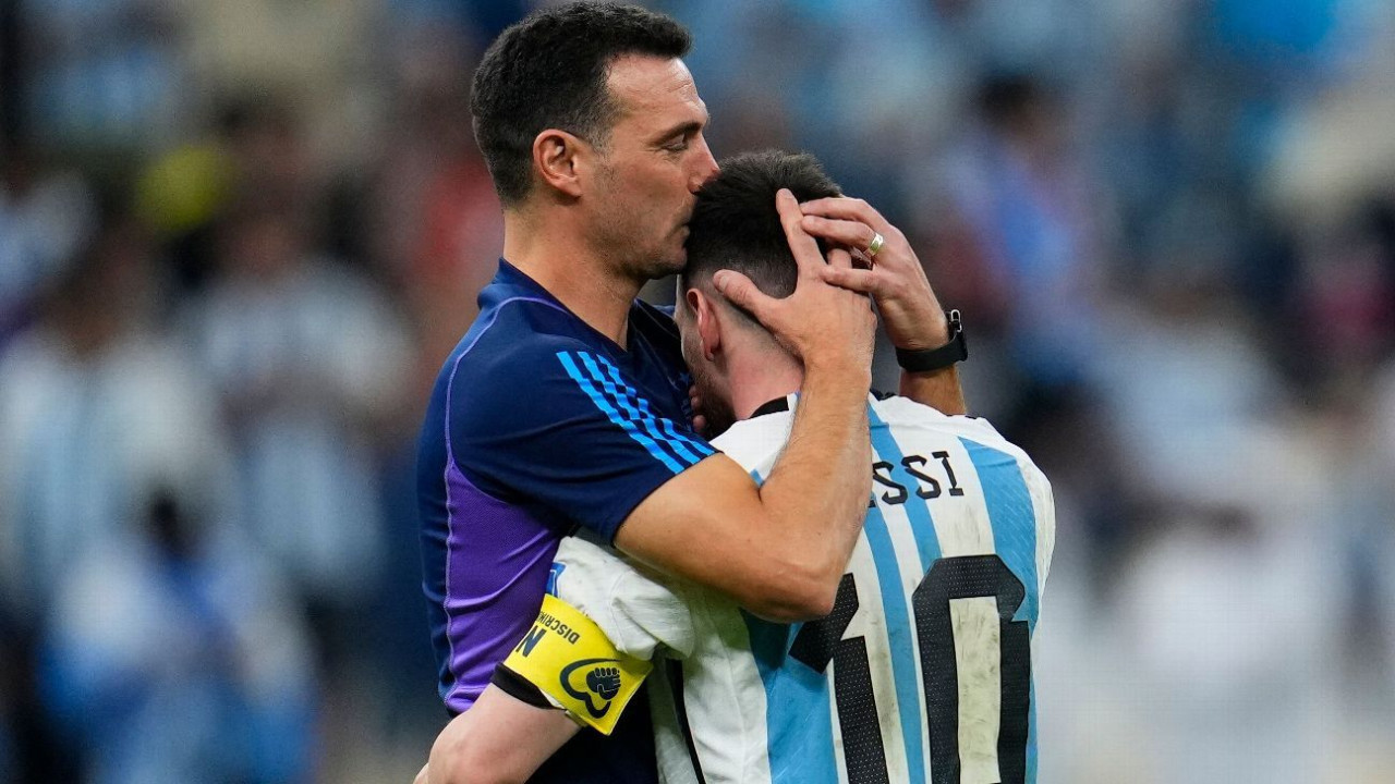 Lionel Scaloni y Lionel Messi. Foto: EFE