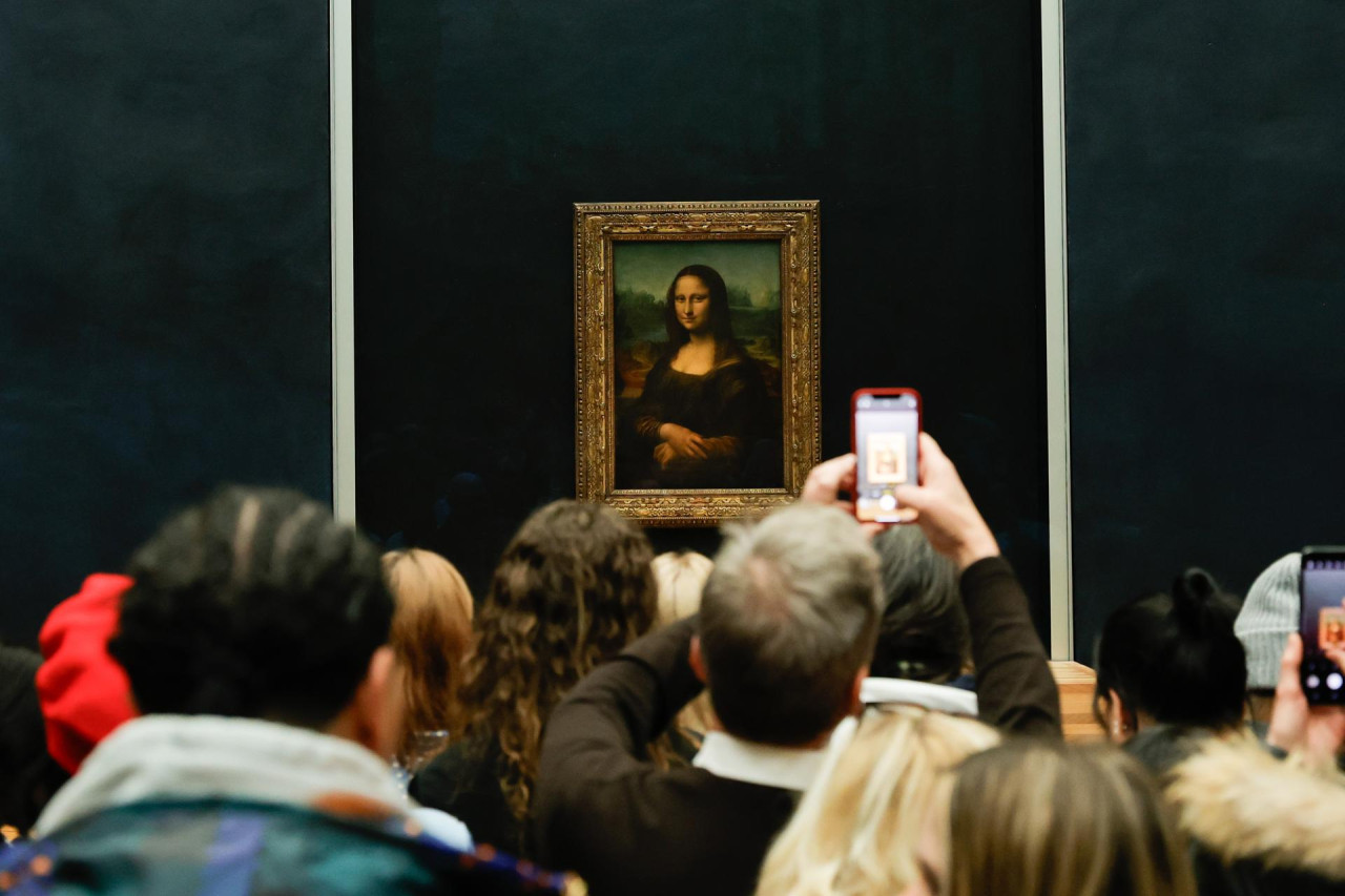 Visitantes toman fotografías de la Mona Lisa del pintor italiano Leonardo Da Vinci en el Museo del Louvre en París, Francia. EFE