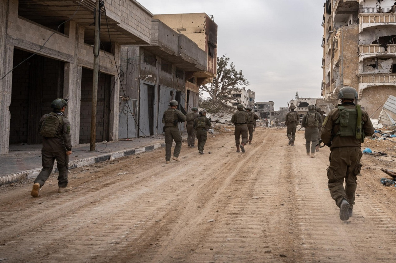 Tropas israelíes en Jan Yunis; guerra Israel-Hamás. Foto: Reuters