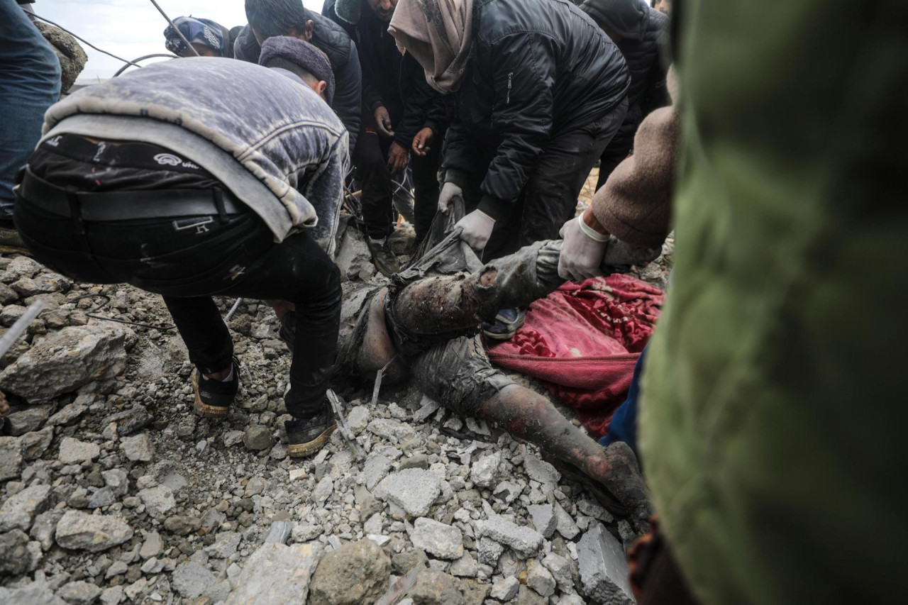 Palestinos buscan supervivientes tras ataques aéreos israelíes en Deir Al Balah. Foto: EFE