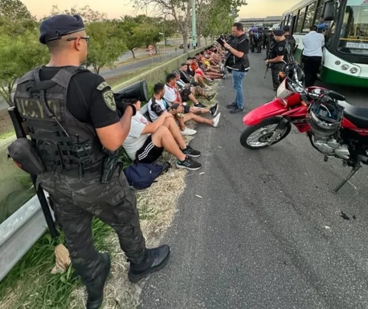 Detención de los barra de River por incidentes en los alrededores del Monumental. Foto: NA.