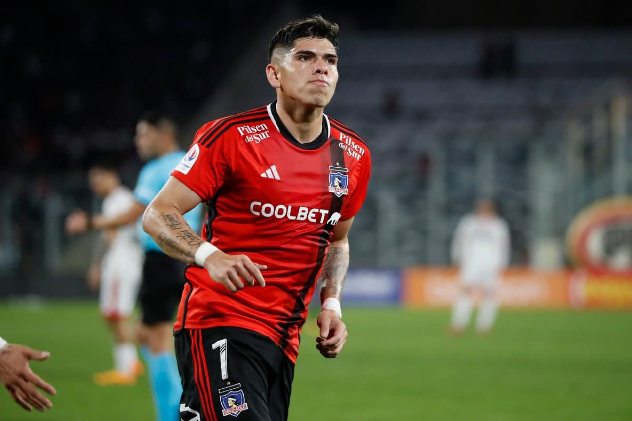 Carlos Palacios con la camiseta de Colo Colo. Foto: Instagram @carliitospalaciios00.