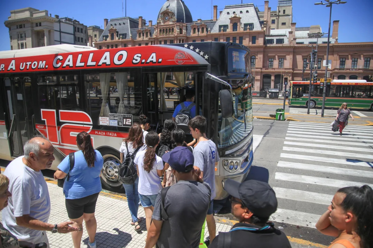 Sube el precio de los boletos de colectivo y de trenes. Foto: NA