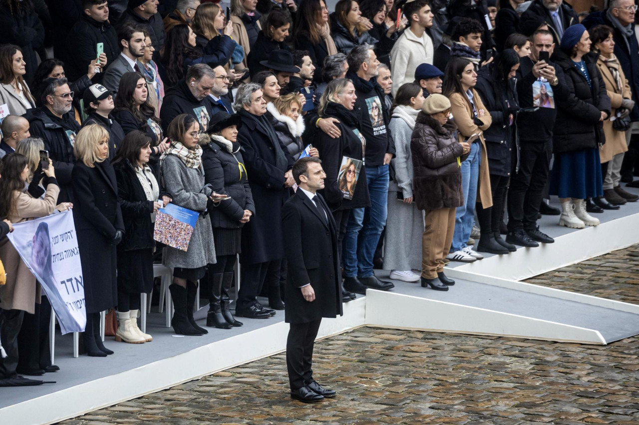 Homenaje de Macron a fallecidos franceses en ataque de Hamás. Foto: EFE