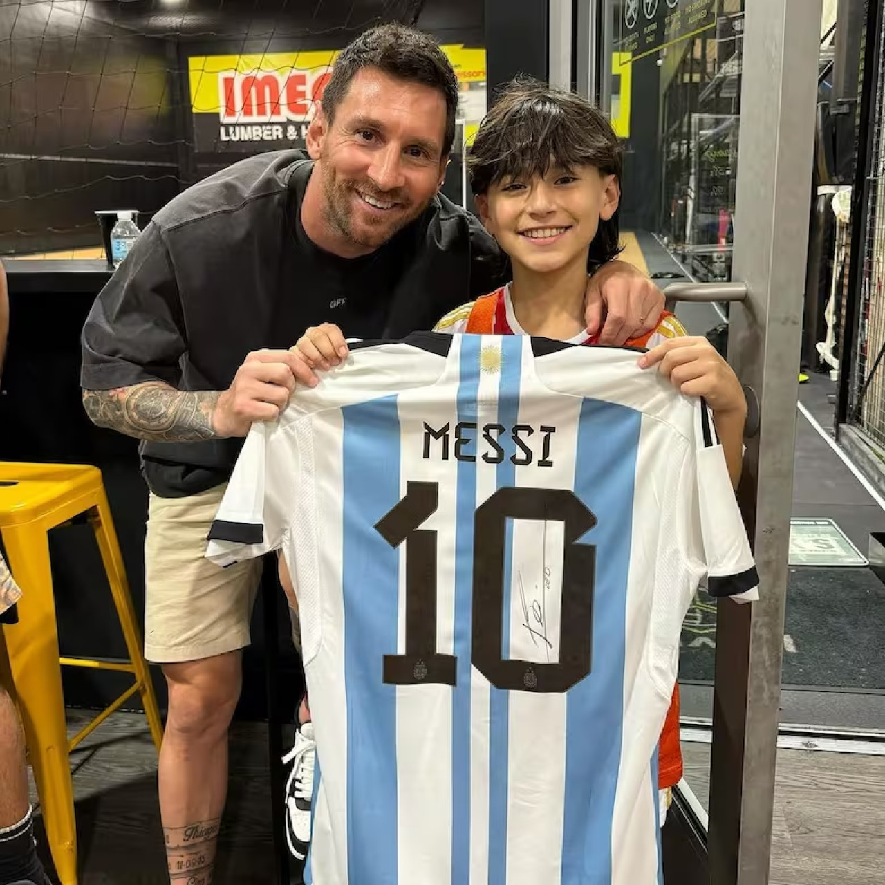 El pequeño también recibió una camiseta firmada. Foto: Instagram @rogerjr2012