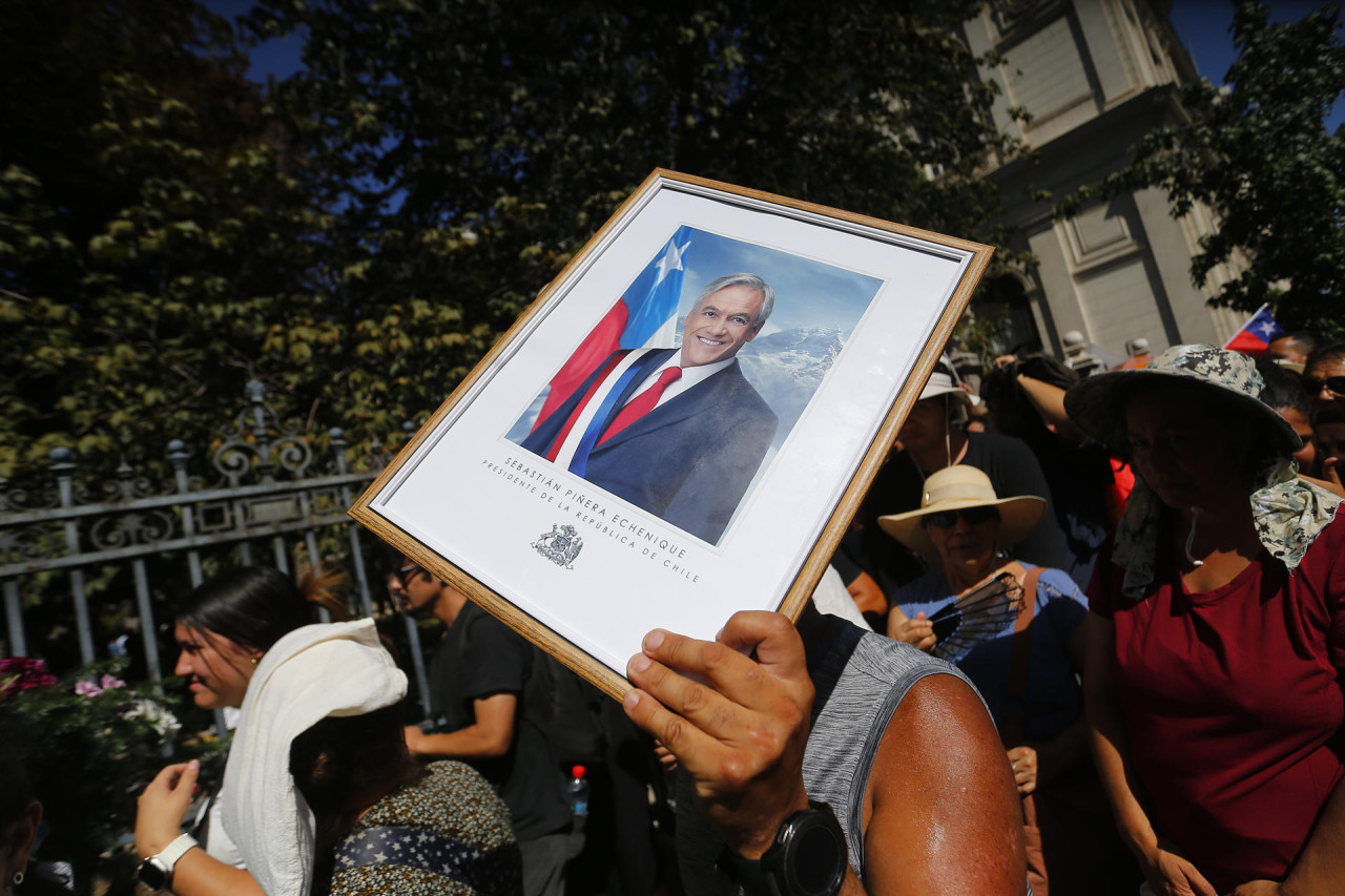 Seguidores del expresidente asisten al velatorio. Foto: EFE