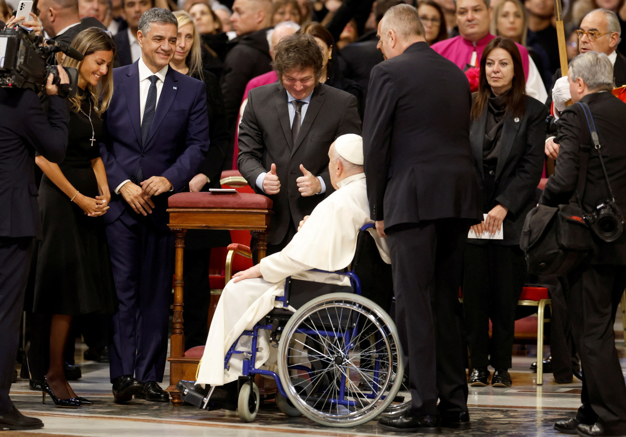 Milei saludó a Francisco y participó de la misa de canonización de Mama Antula. NA