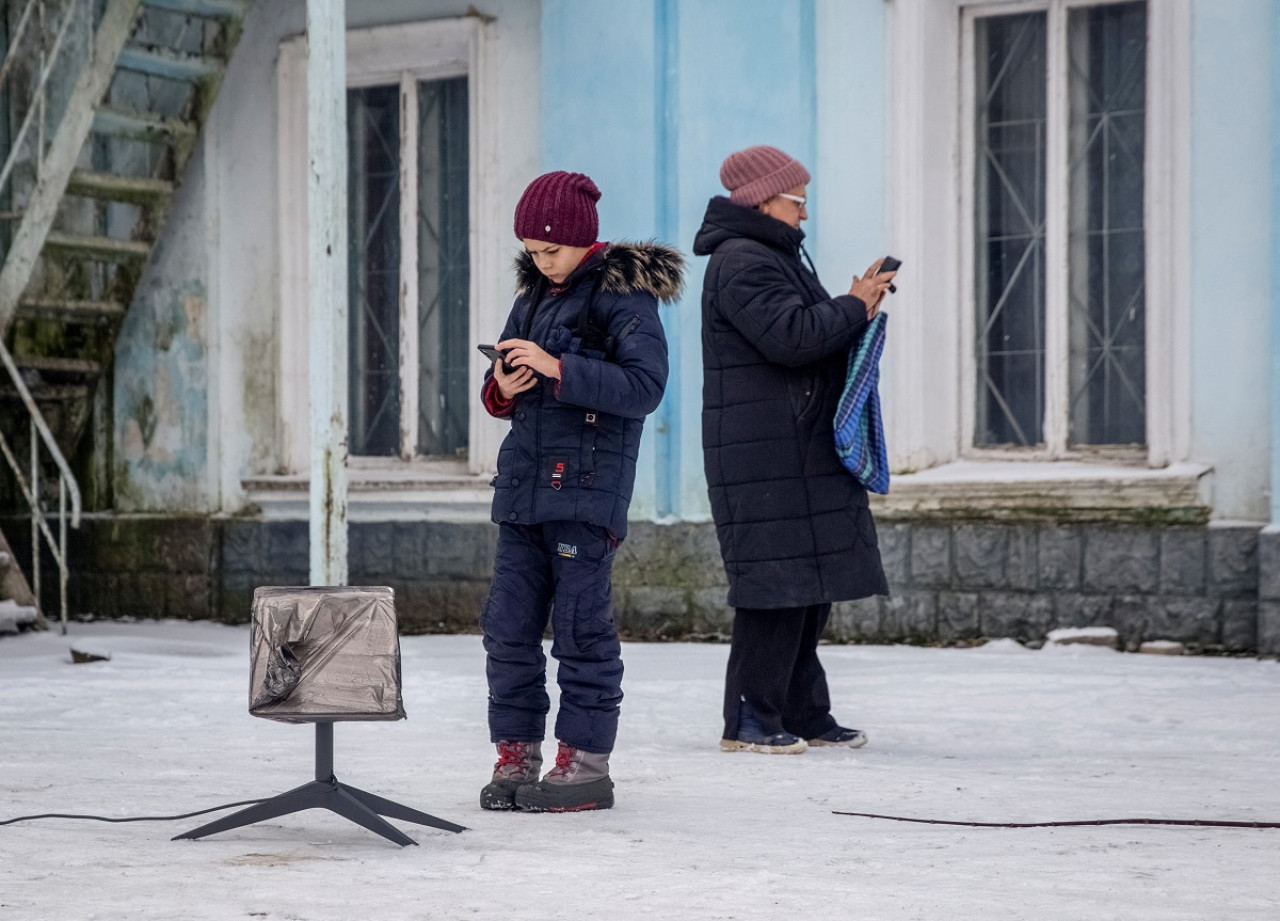 Ciudadanos de Donestk usando una terminal Starlink. Foto: Reuters.