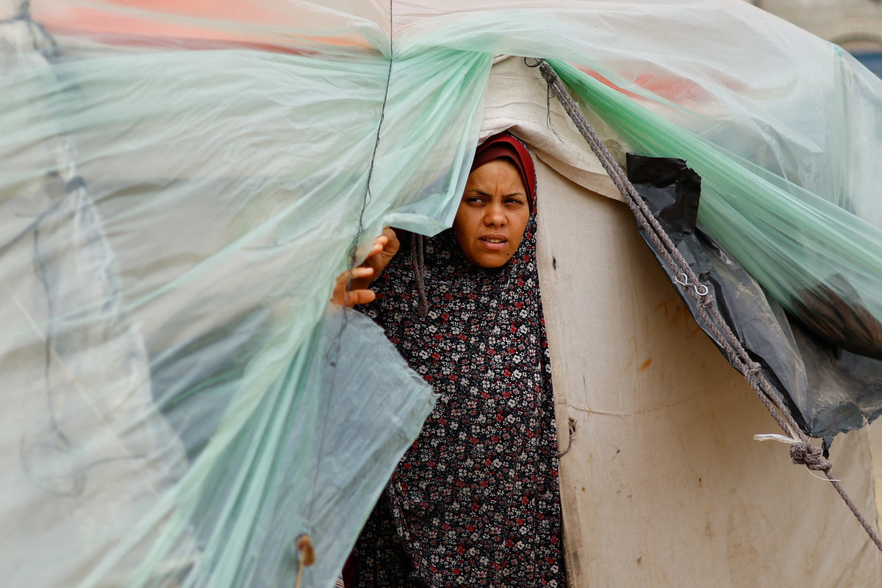 Gazatíes desplazados en Rafah. Foto: Reuters.