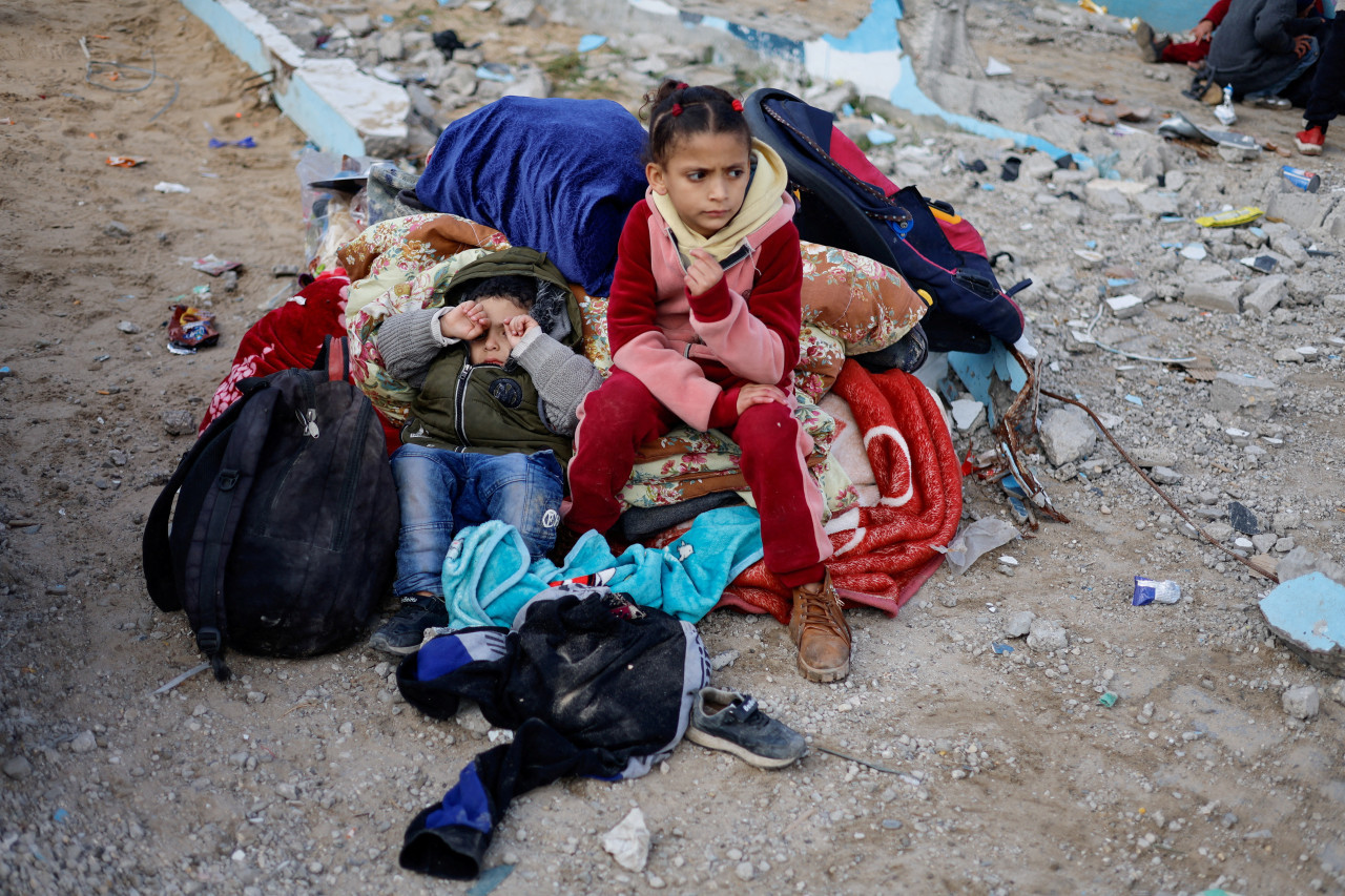 Evacuados del Hospital Naser. Foto: Reuters.