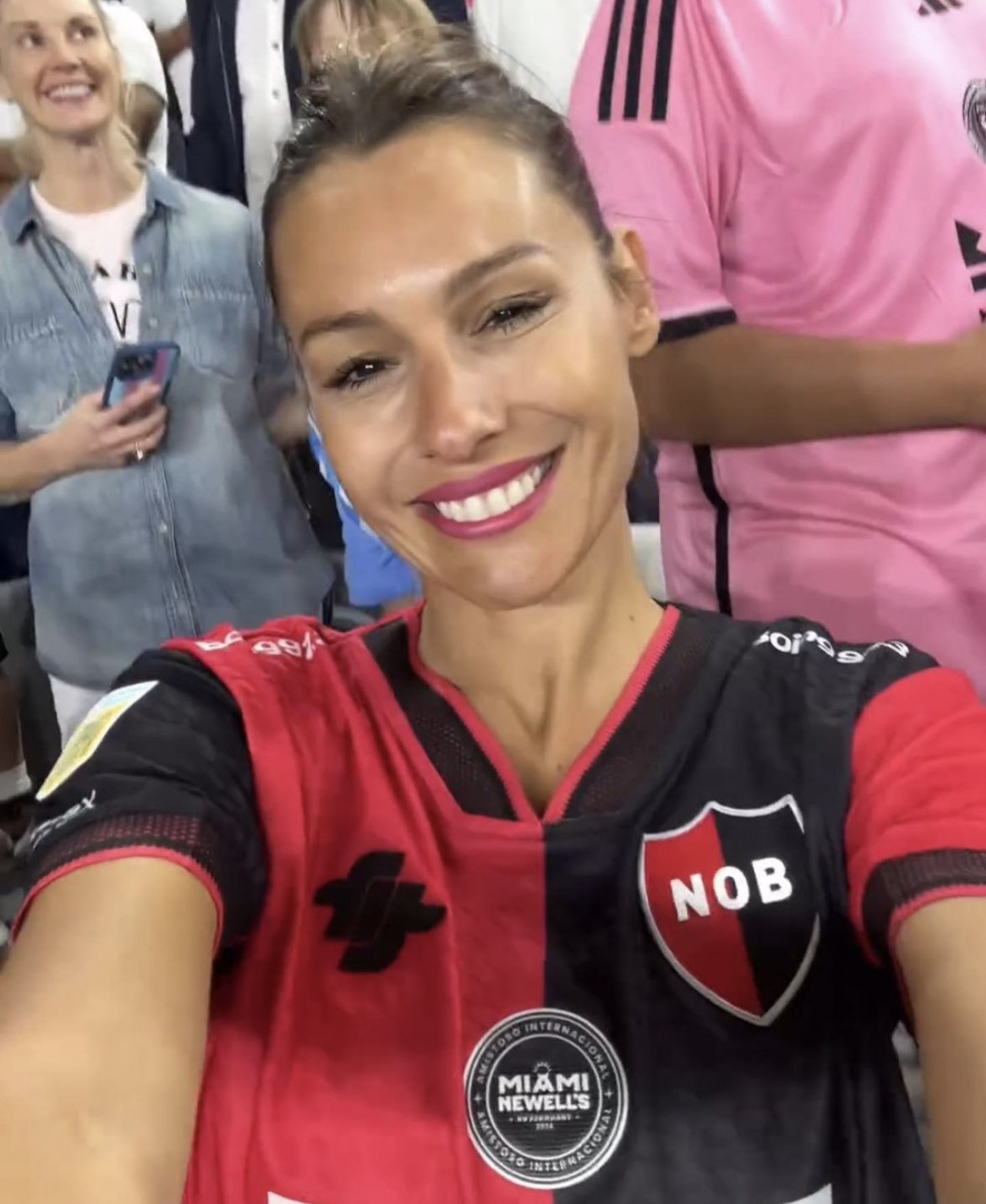 Pampita con la camiseta de Newells en el amistoso ante el Inter Miami. Foto: @pampitaoficial