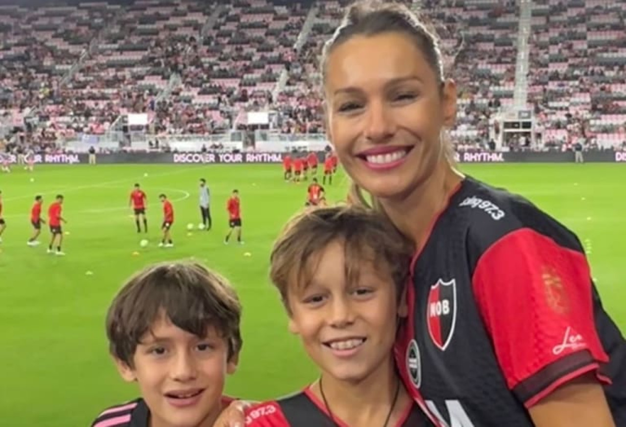 Pampita con la camiseta de Newells en el amistoso ante el Inter Miami. Foto: @pampitaoficial